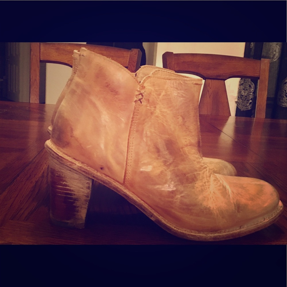 Beautiful tan leather barely worn Bed Stu booties